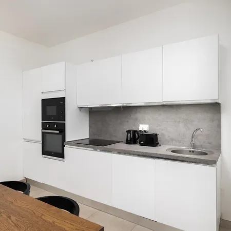 Apartament Large With Private Garden