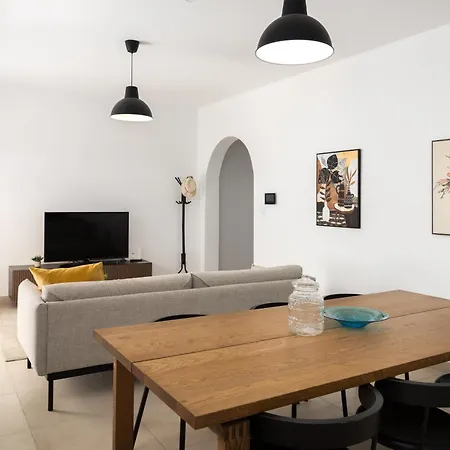 Large With Private Garden Apartment *