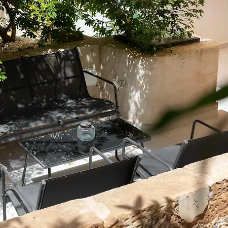 Large With Private Garden Apartment *