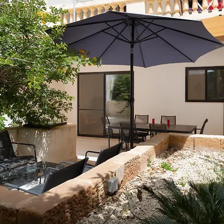 Large With Private Garden Apartamento