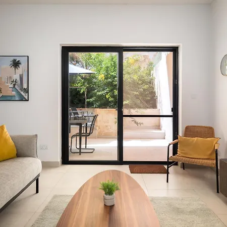 Large With Private Garden Apartment *