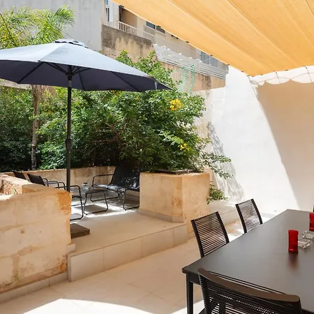 Large With Private Garden Daire