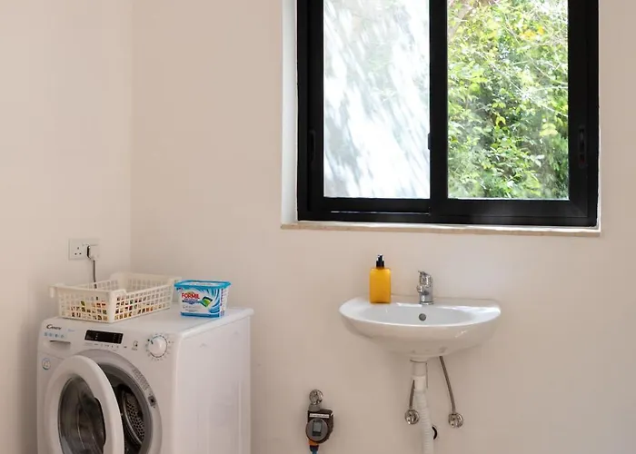 Large With Private Garden דירה