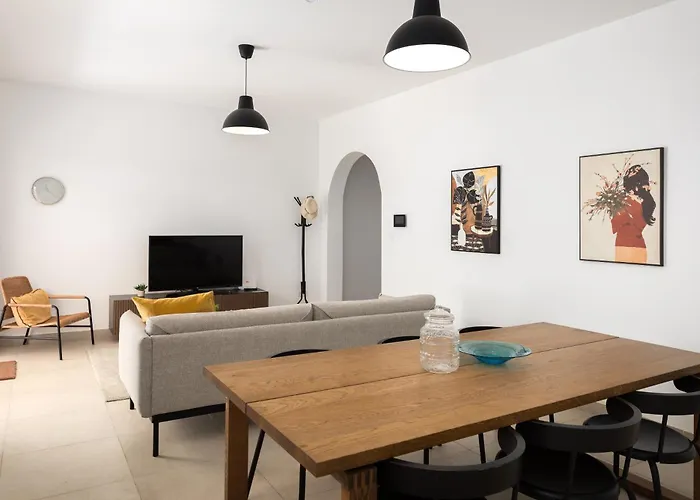 Large With Private Garden דירה *