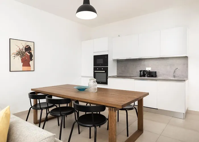 Large With Private Garden דירה מרססקלה