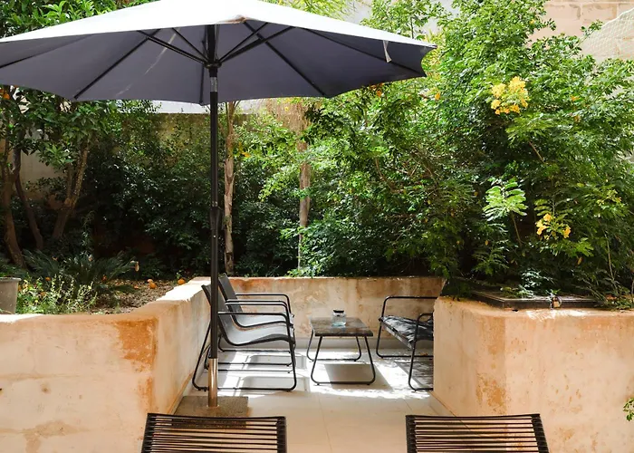 Large With Private Garden דירה