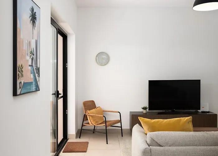 Large With Private Garden מרססקלה