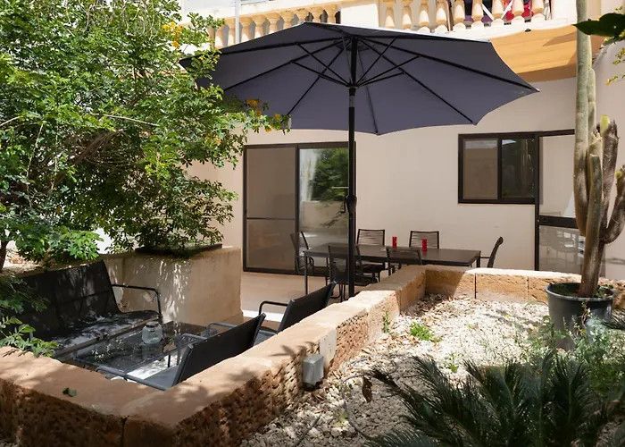 Large With Private Garden דירה