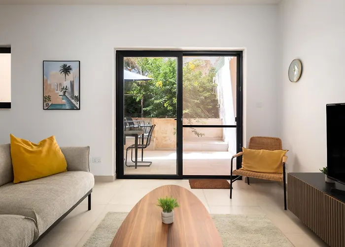 Large With Private Garden דירה *