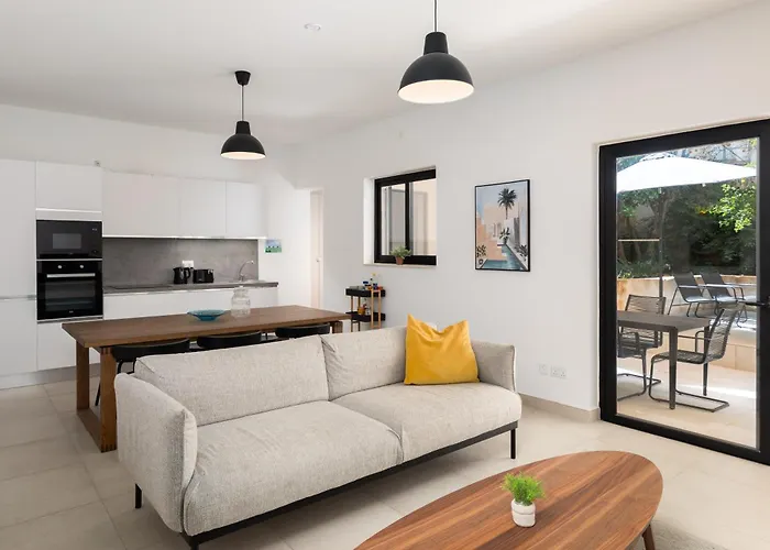 Large With Private Garden מרססקלה