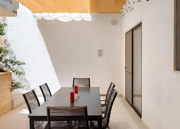 Large With Private Garden * מרססקלה