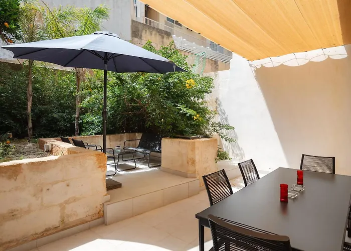 Large With Private Garden דירה