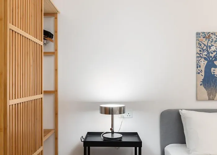 Large With Private Garden דירה *