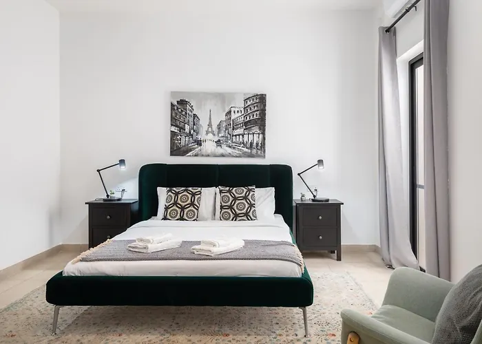 Large With Private Garden דירה