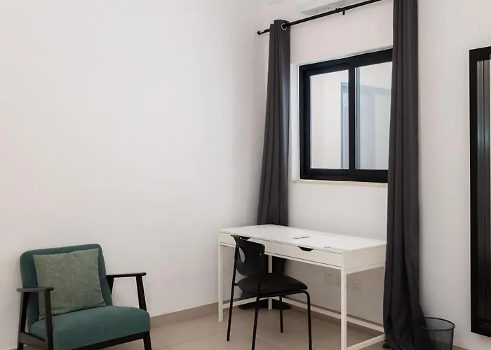 Large With Private Garden דירה *